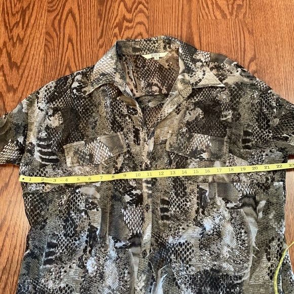 BB DAKOTA women’s snakeskin pattern OVERSIZED / RELAXED fit button down BLOUSE - Picture 9 of 12